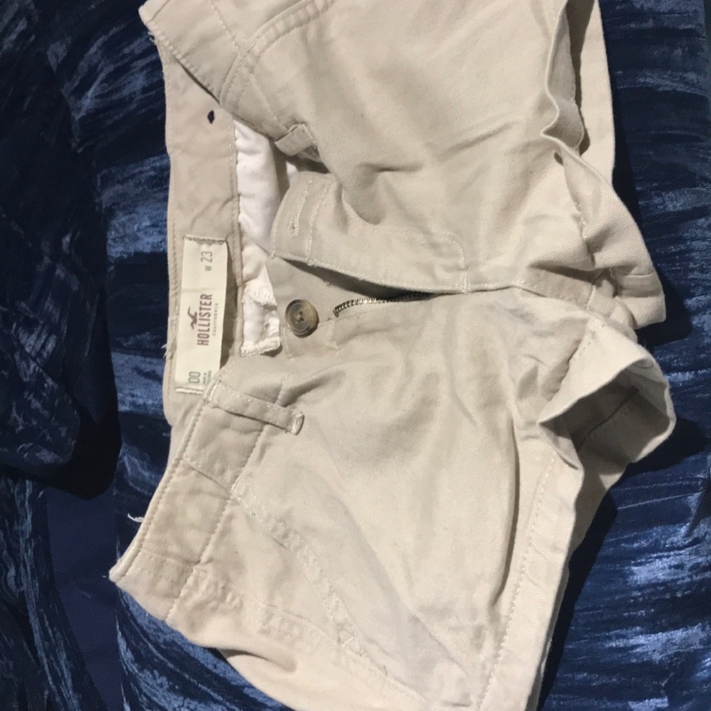 tan shorts . hollister . 🙈
